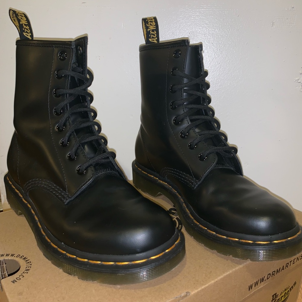Women’s size 8 1460 Smooth Dr / Doc Martens
